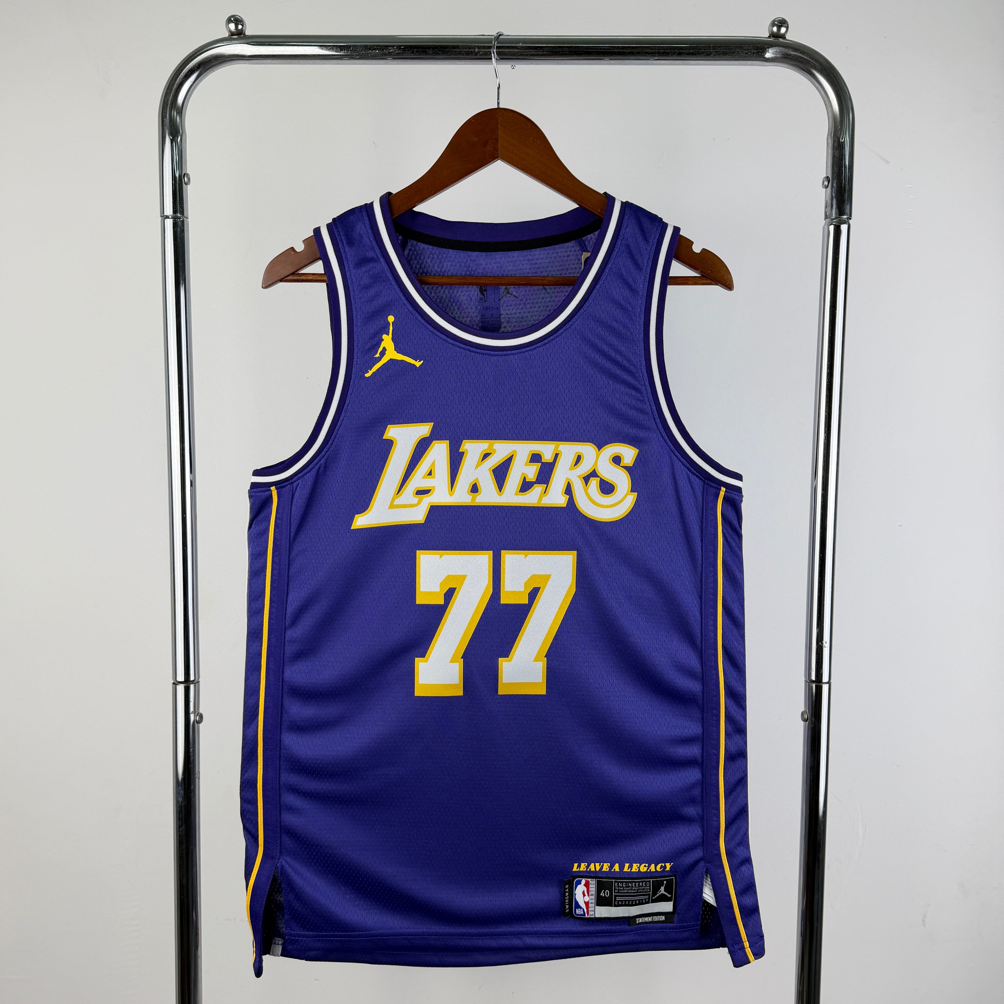 LA Lakers - Camiseta Dončić #77 - Versión Jordan - Temporada 2026