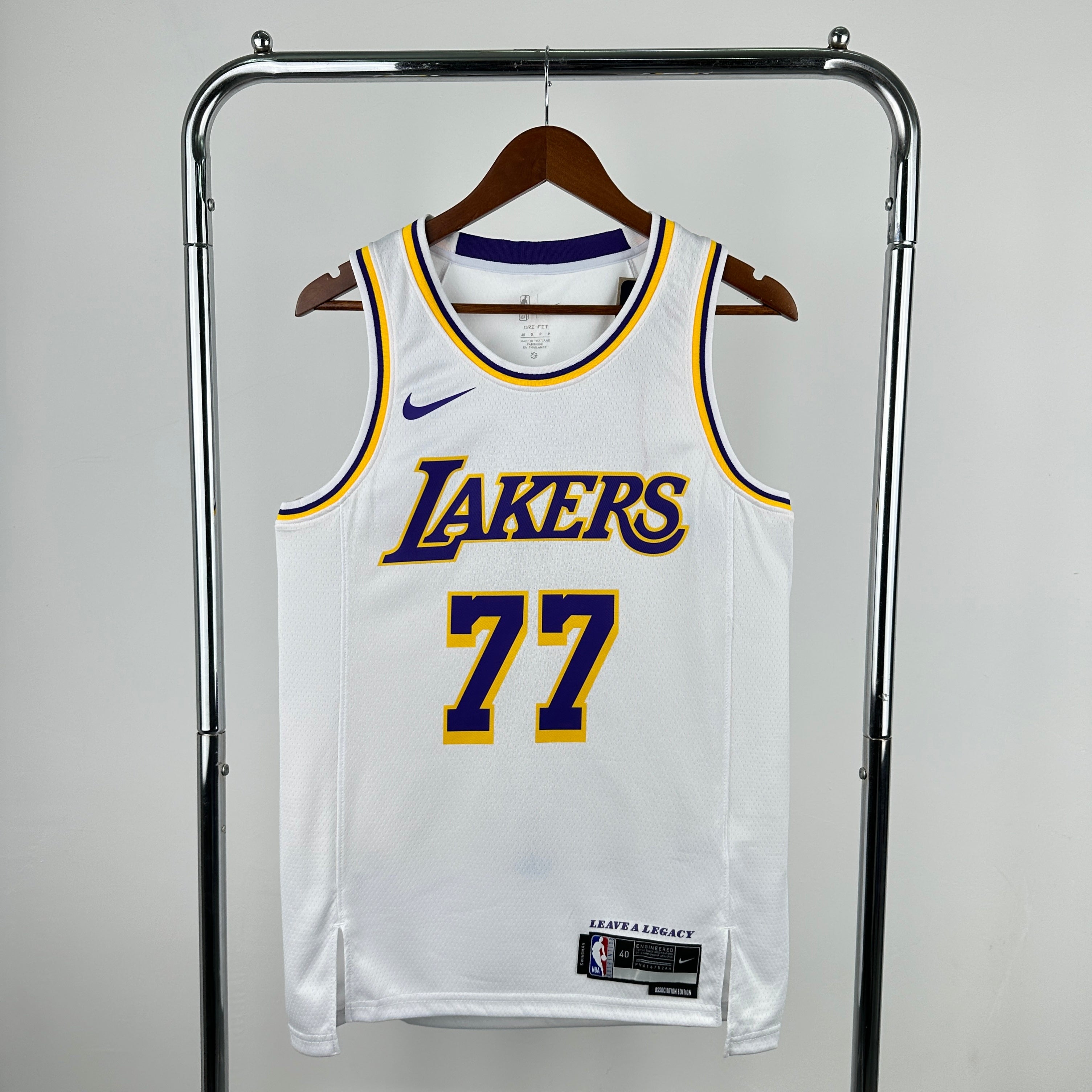 LA Lakers - Camiseta Dončić #77 - Visita - Temporada 2026