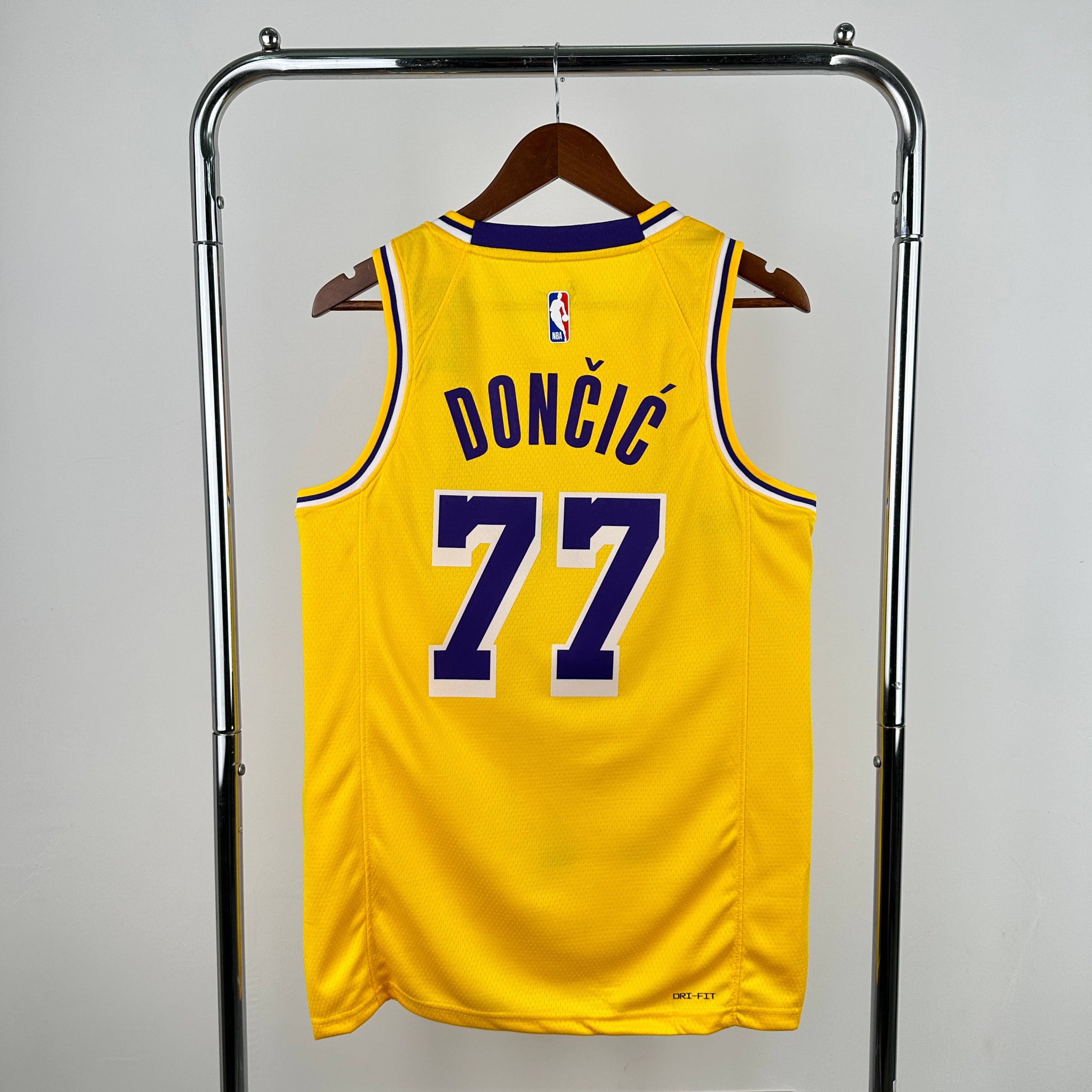 LA Lakers- Camiseta Dončić #77 - Local- Temporada 2026
