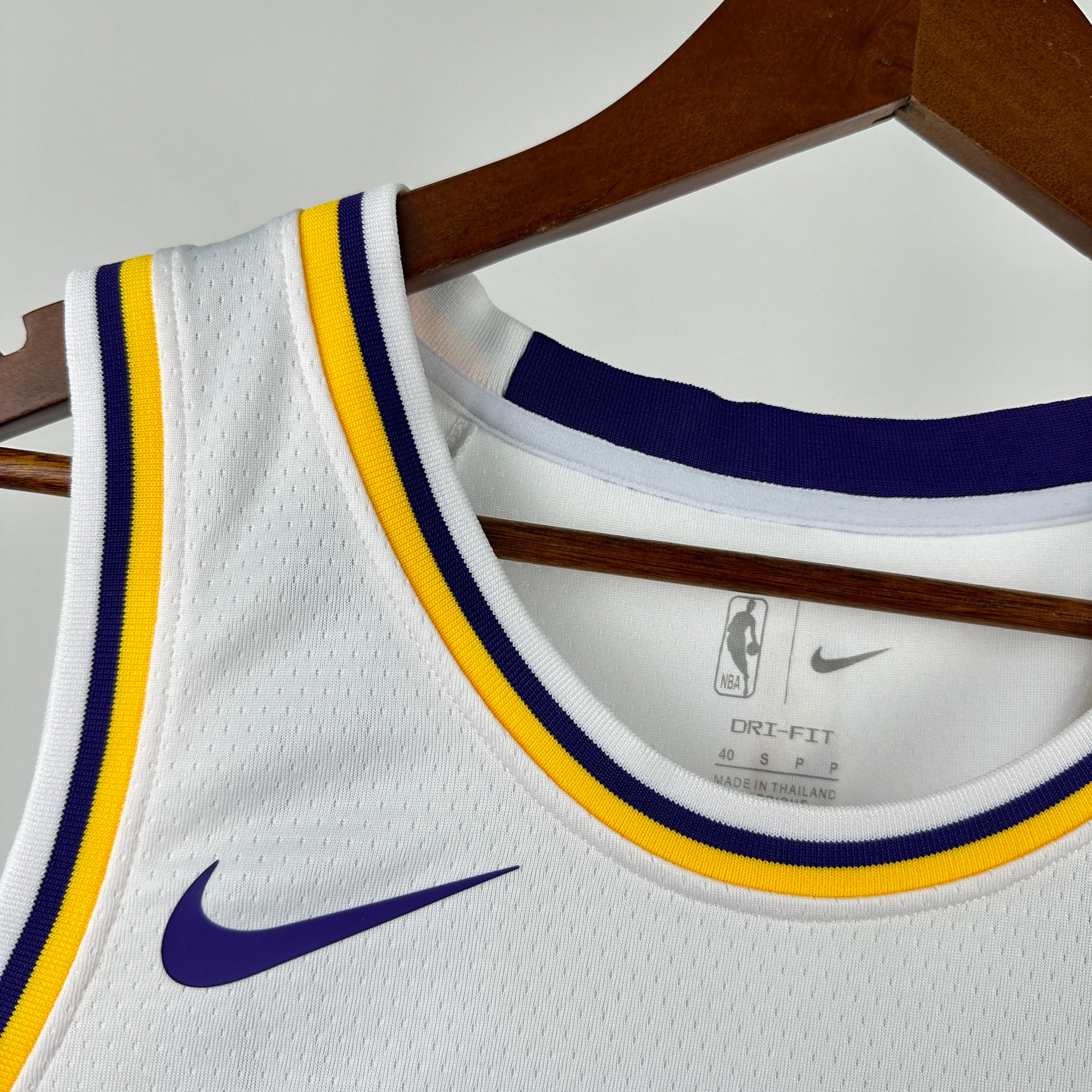 LA Lakers - Camiseta Dončić #77 - Visita - Temporada 2026