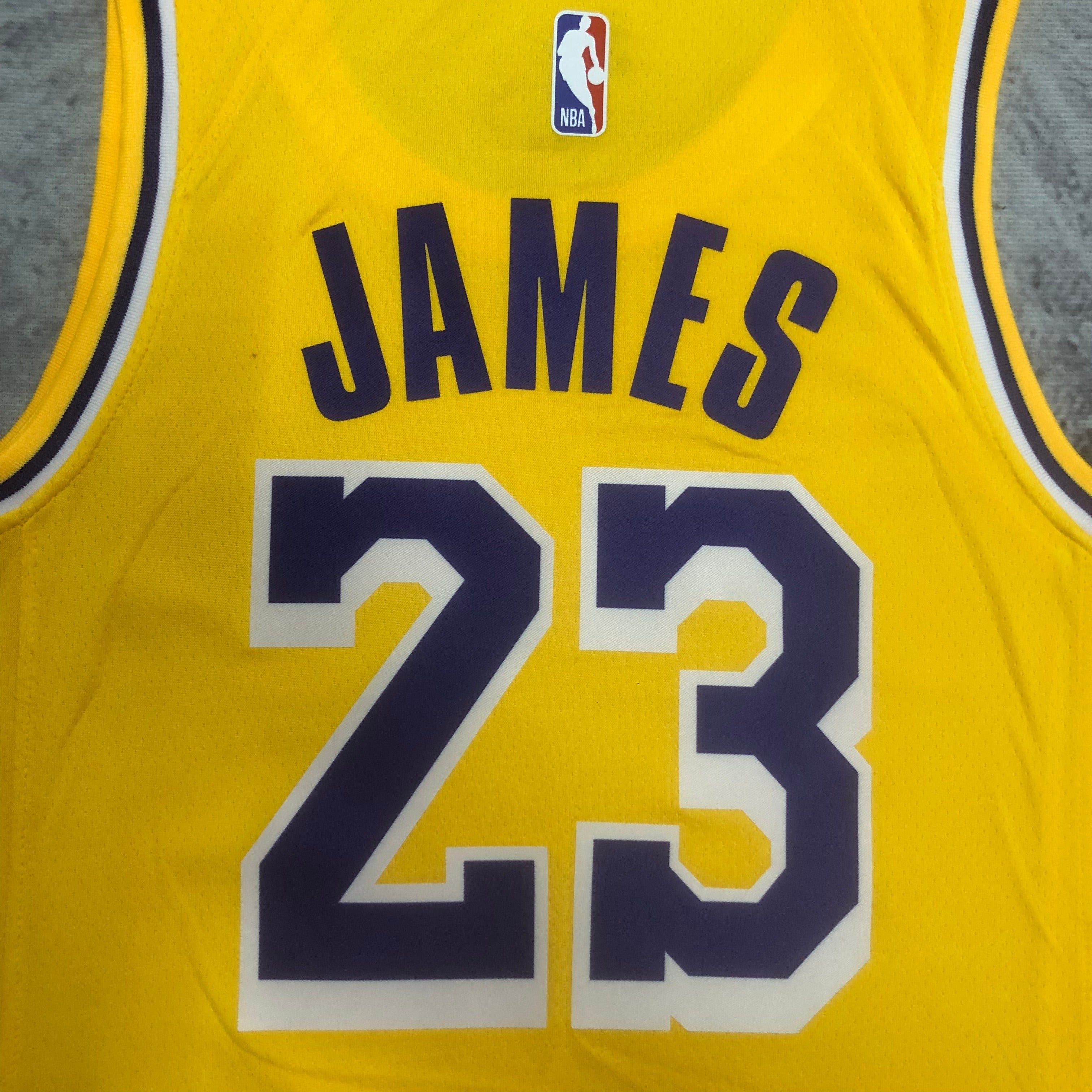 LA Lakers - Camiseta James #23 - Local - Temporada 2026