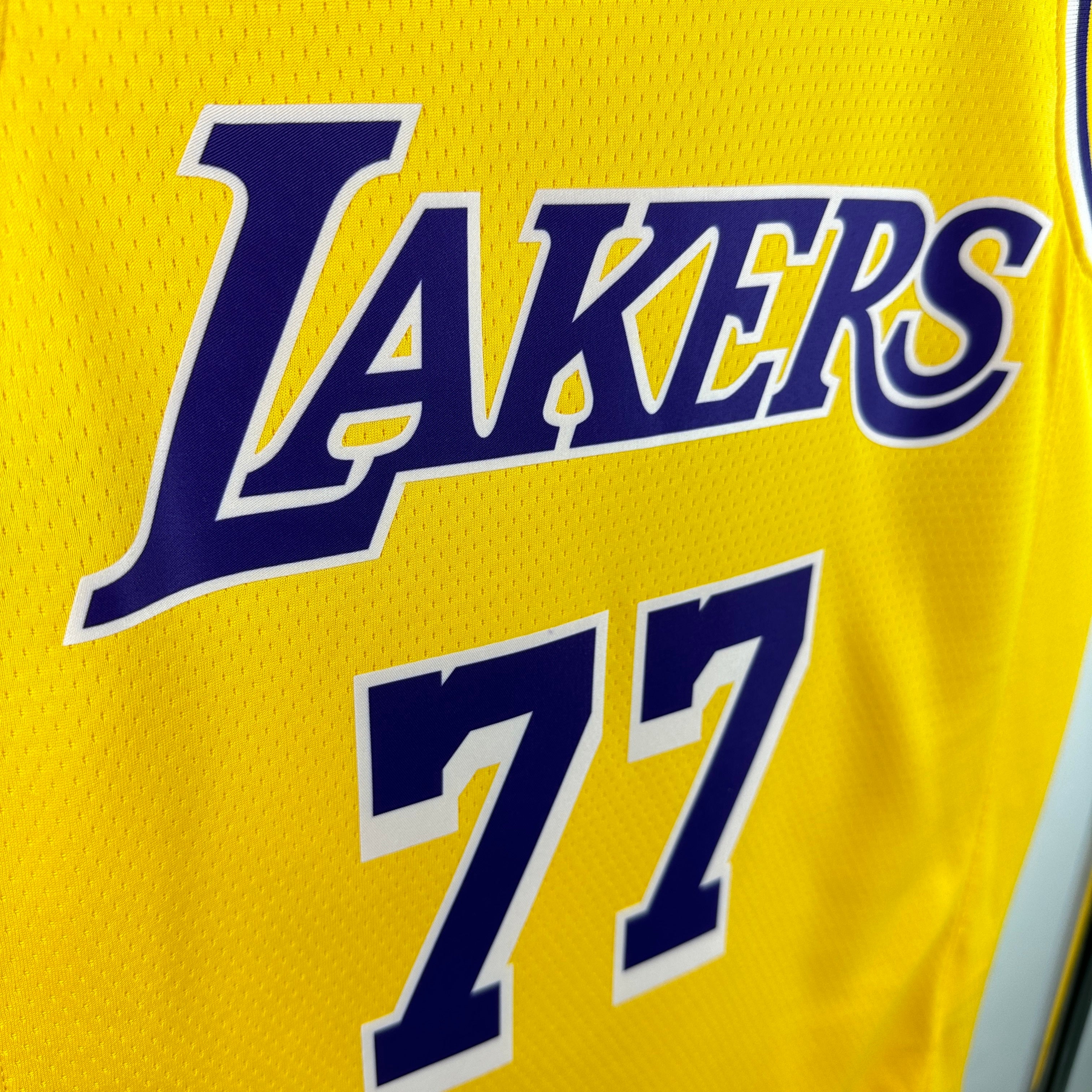 LA Lakers- Camiseta Dončić #77 - Local- Temporada 2026