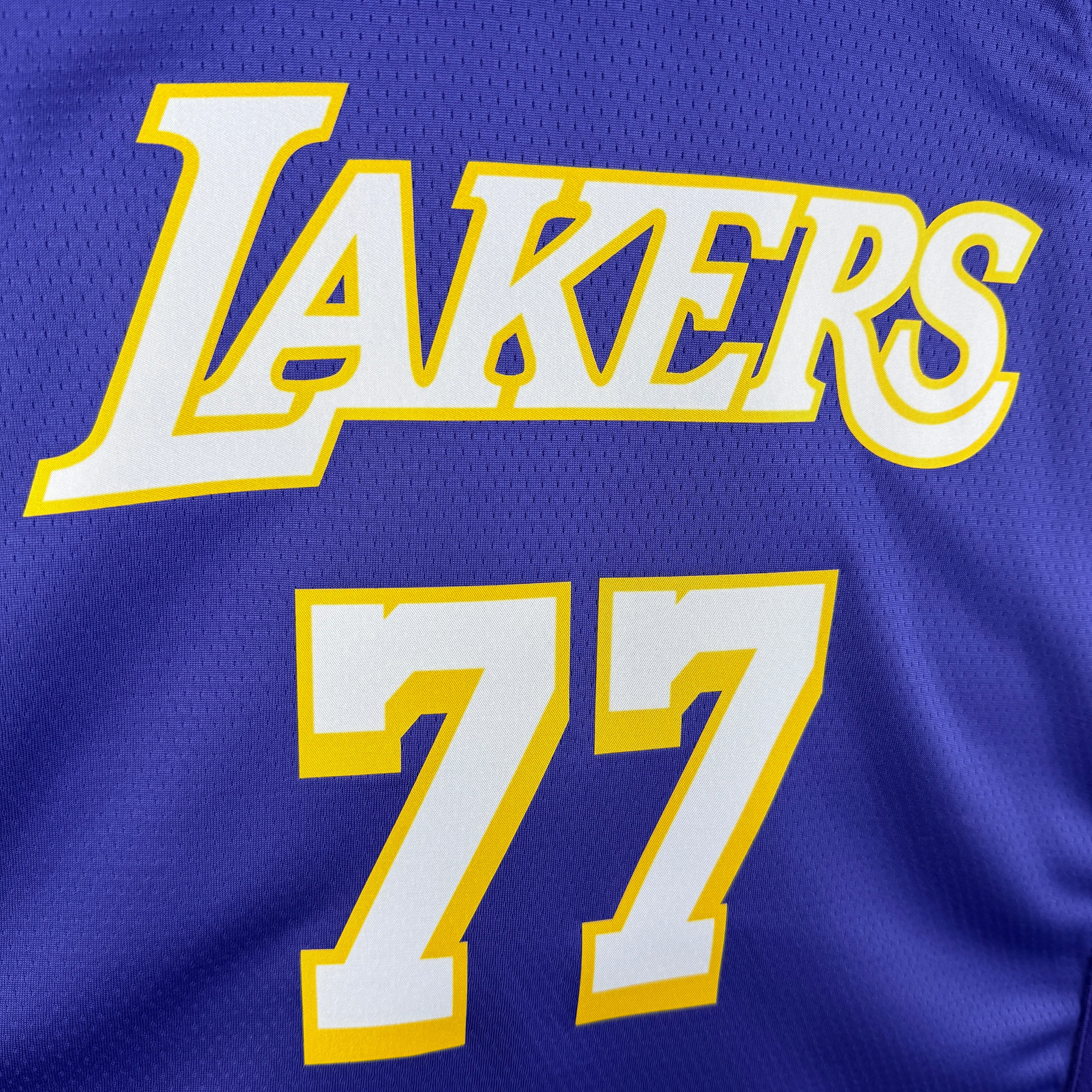 LA Lakers - Camiseta Dončić #77 - Versión Jordan - Temporada 2026
