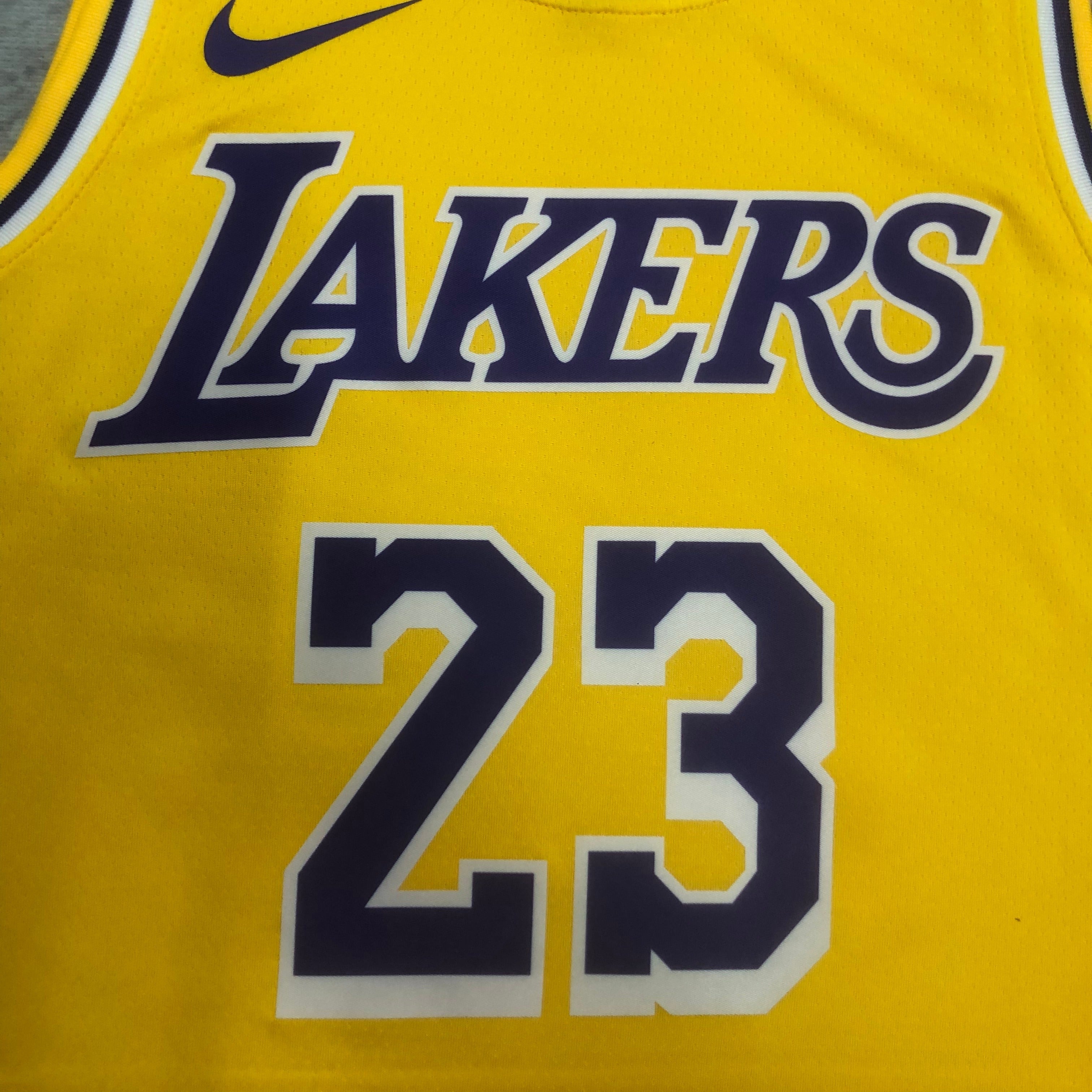 LA Lakers - Camiseta James #23 - Local - Temporada 2026