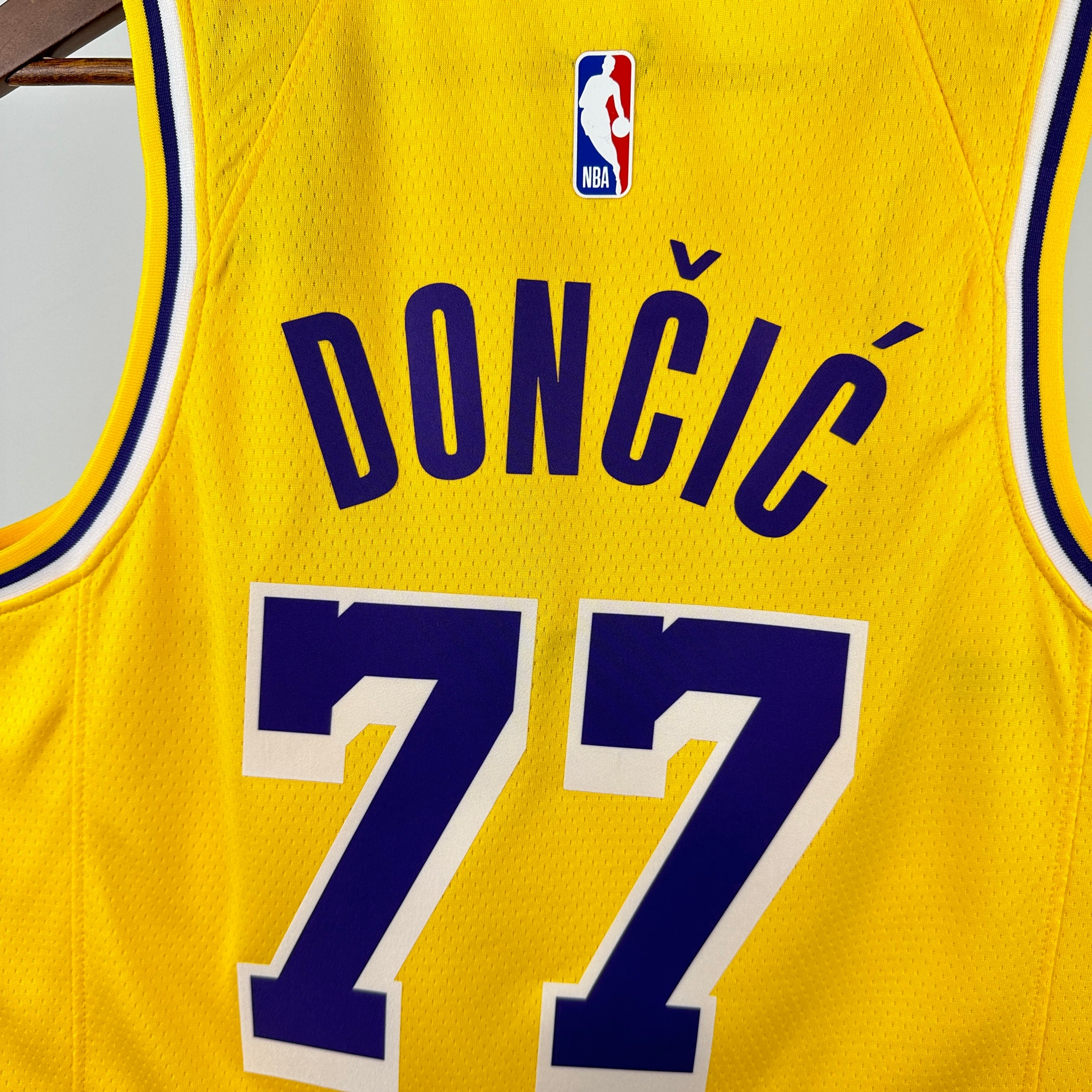 LA Lakers- Camiseta Dončić #77 - Local- Temporada 2026