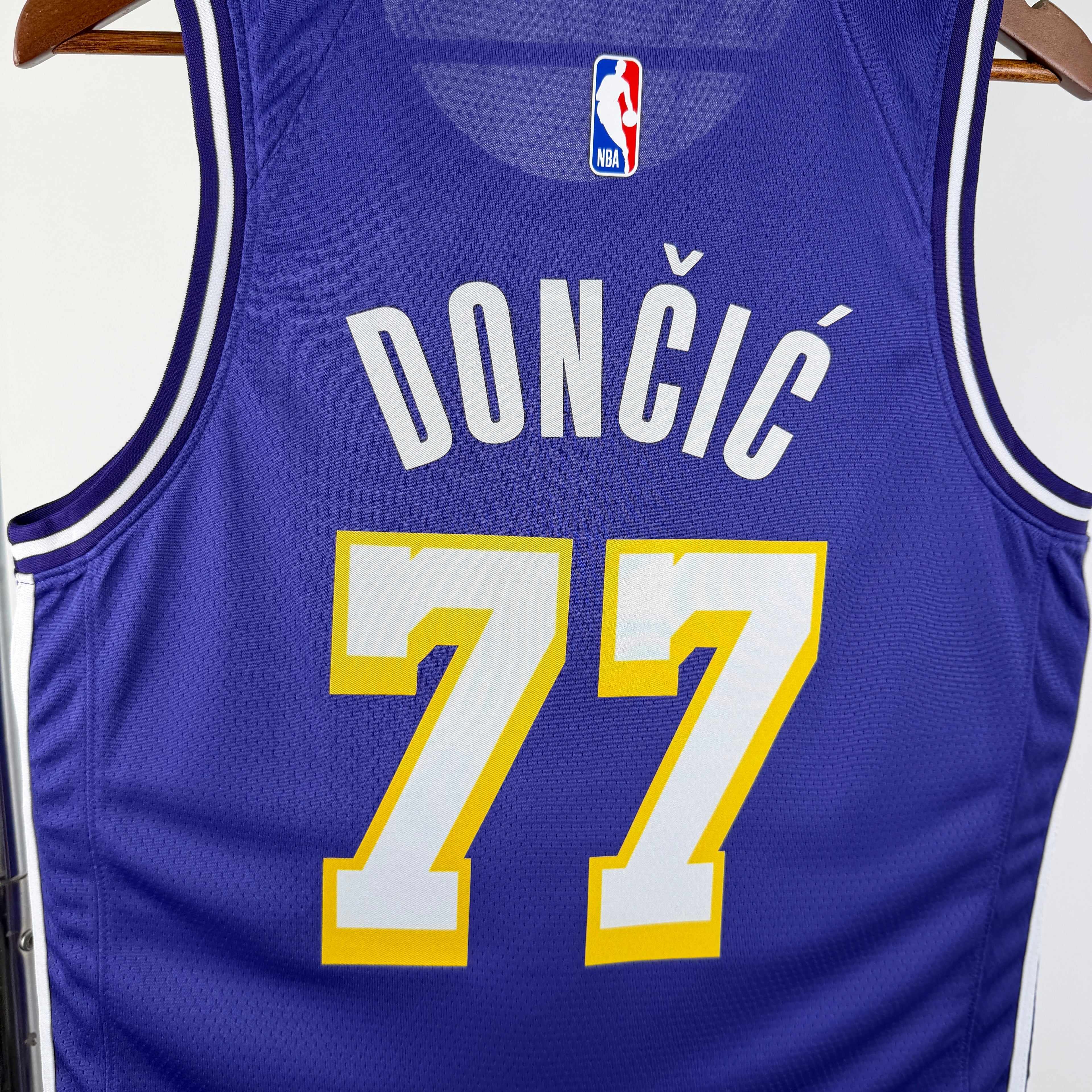 LA Lakers - Camiseta Dončić #77 - Versión Jordan - Temporada 2026