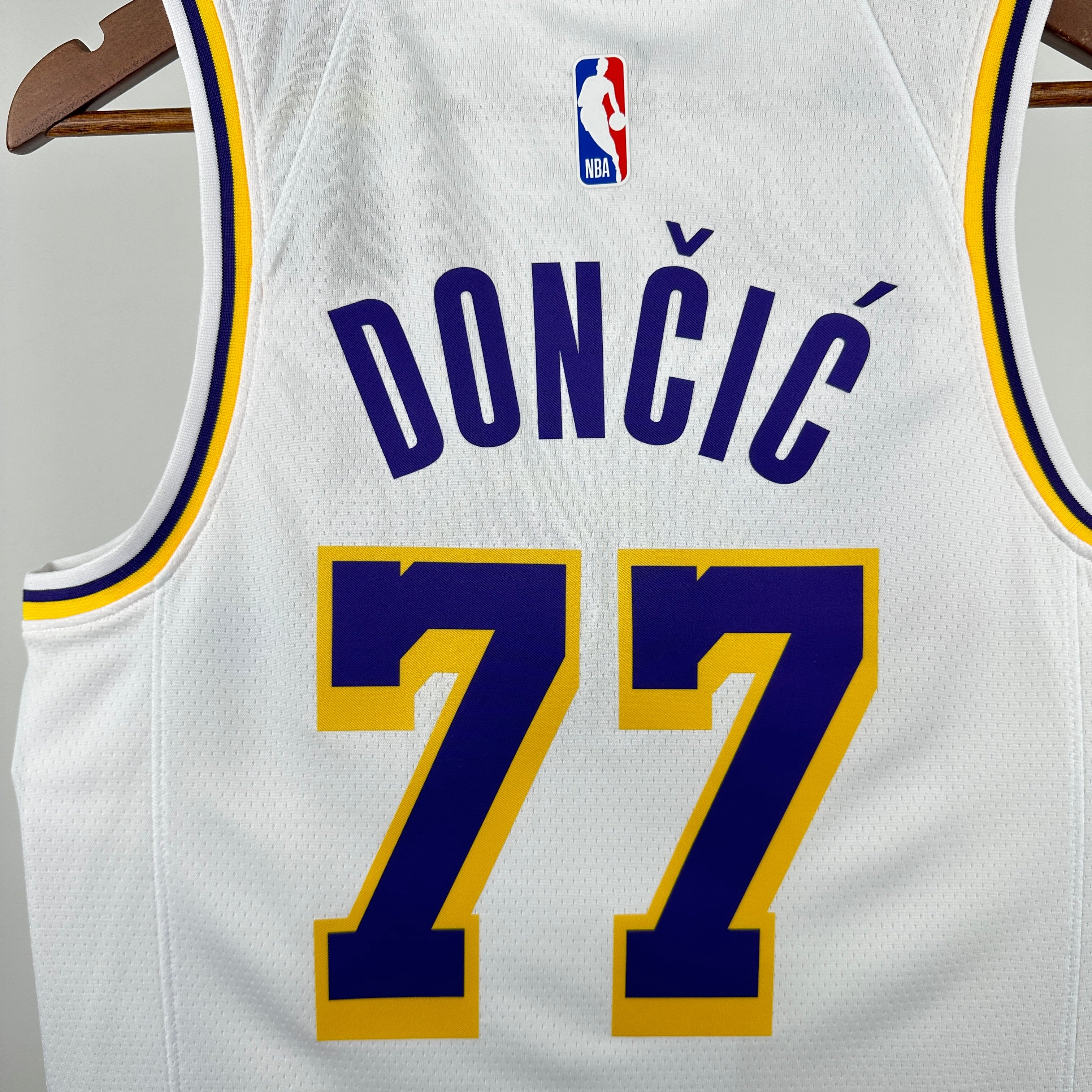 LA Lakers - Camiseta Dončić #77 - Visita - Temporada 2026