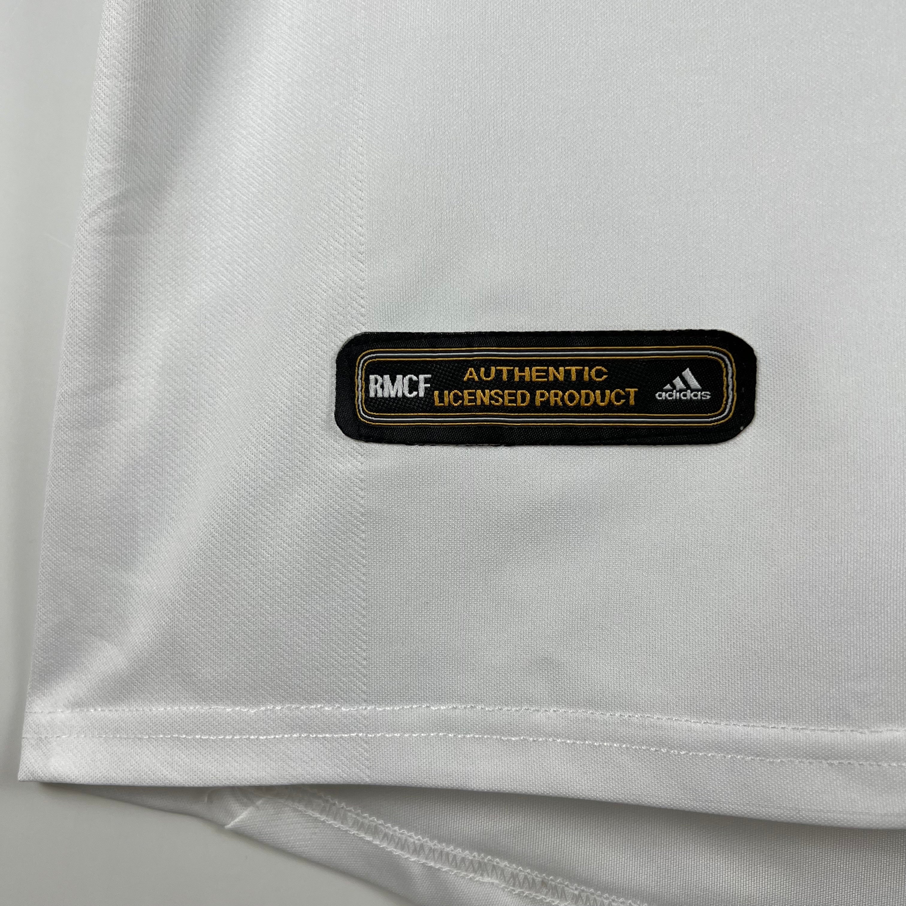 Camiseta Retro — Real Madrid 01/02 — Local — Edición Clásica
